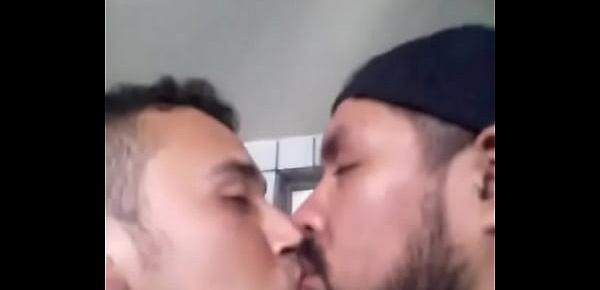  hetero casado se deja besar